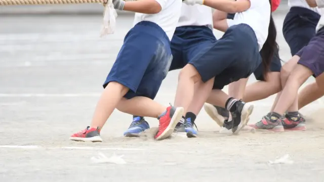 運動会で綱引きをする3年生